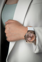 Load image into Gallery viewer, White Queen